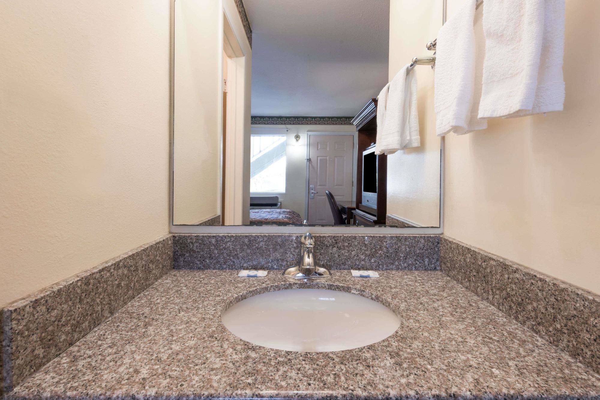 Фото Econo Lodge Waco North I-35