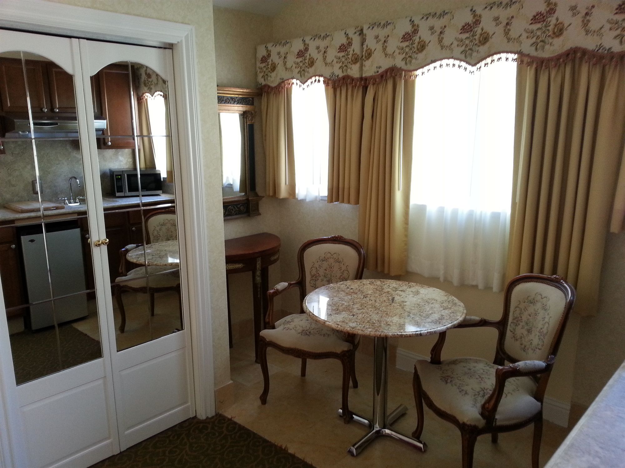 Фото Vendange Carmel Inn & Suites