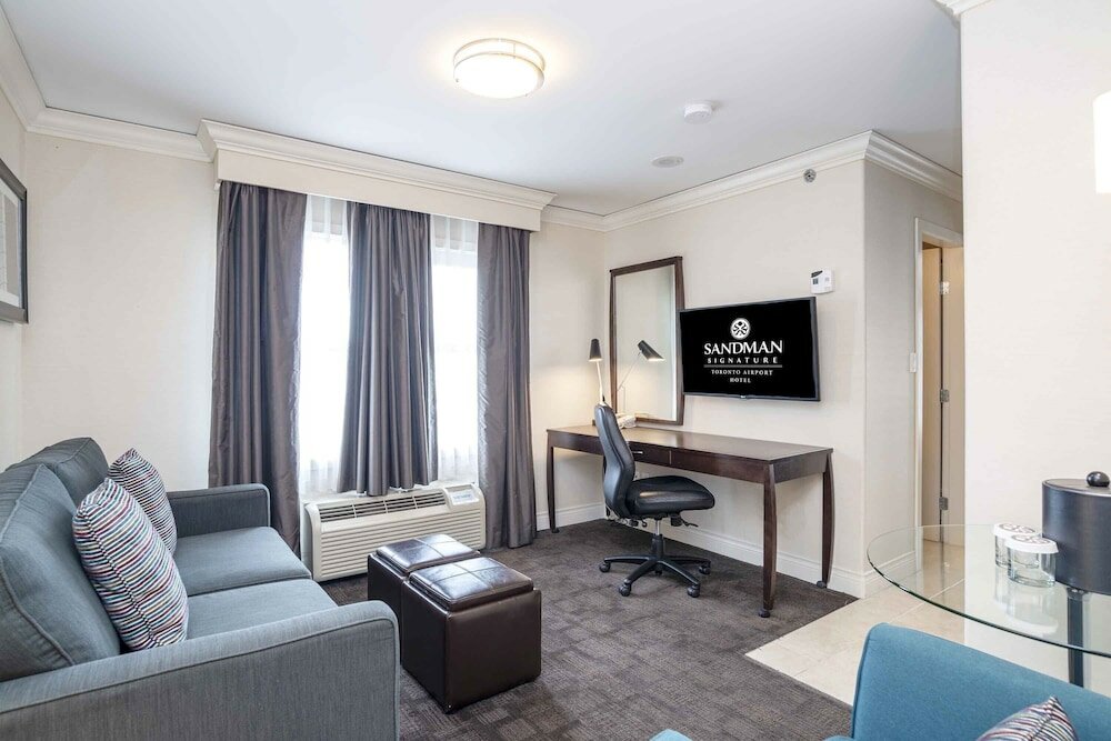 Фото Sandman Signature Toronto Airport Hotel