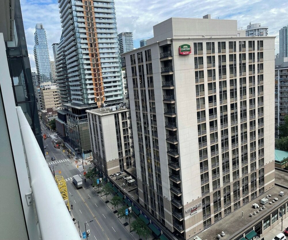 Фото Waterfront Yonge Apartments