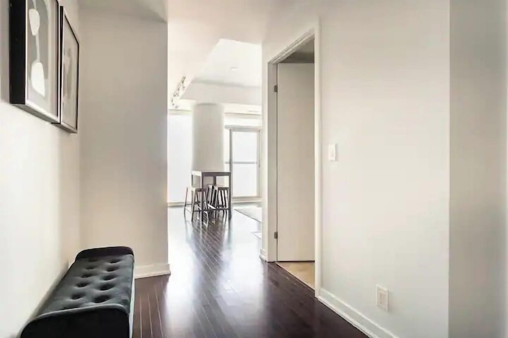 Фото Elegant Suites - Cn Tower & Lake View