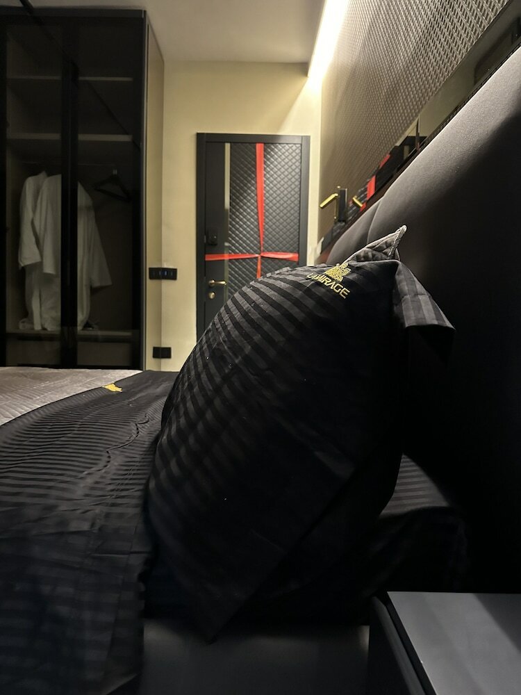 Фото La Mirage Suites & Apartments