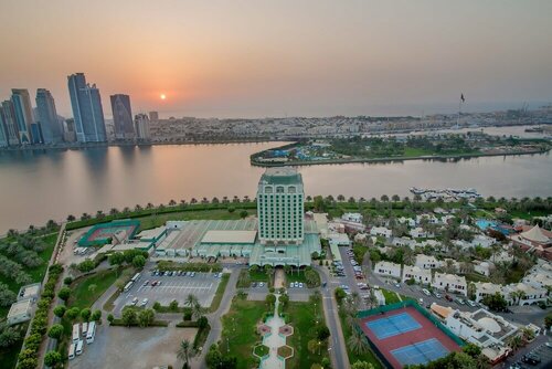 Гостиница Hotel Holiday International в Шардже
