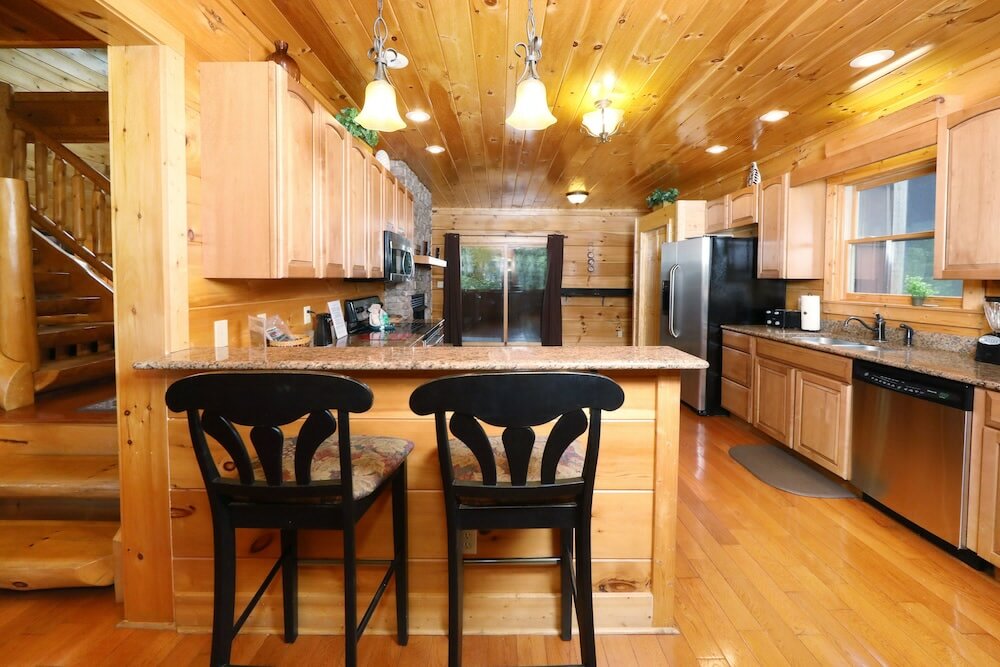 Фото Majestic Manor - Five Bedroom Cabin