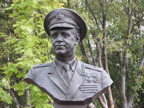 Anıt, heykel Бюст дважды героя СССР контр-адмирала Александр Осипович Шабалин, Murmansk, foto