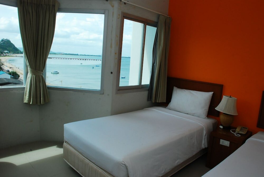 Фото Prachuap Beach Hotel