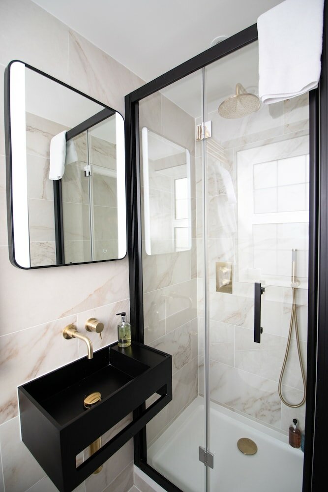 Фото Three Falcons Hotel