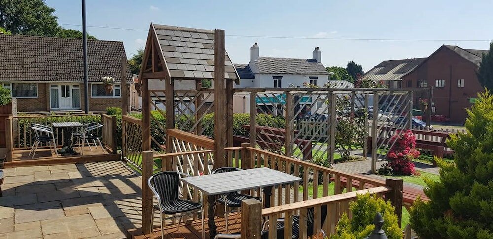 Фото The Lawns Hotel