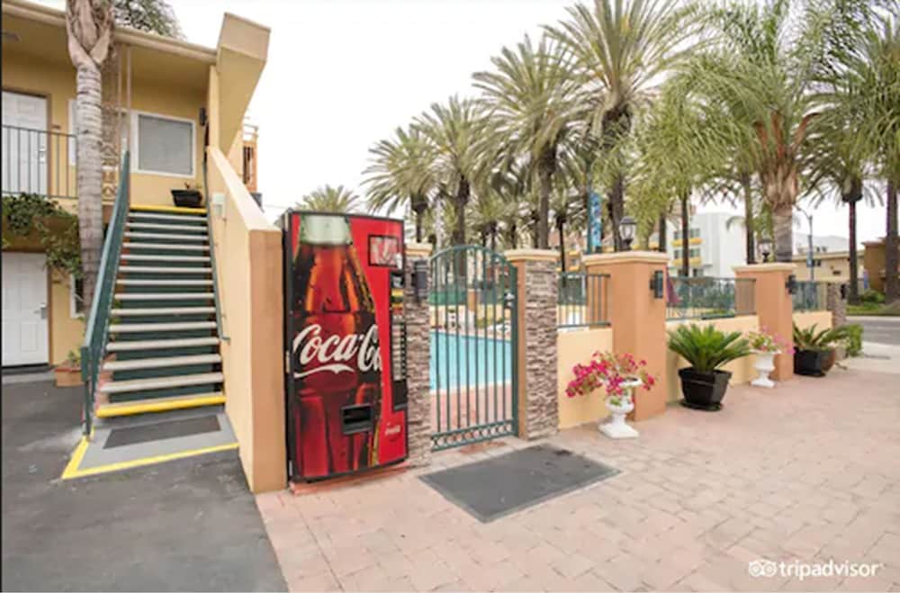 Фото Anaheim Islander Inn and Suites