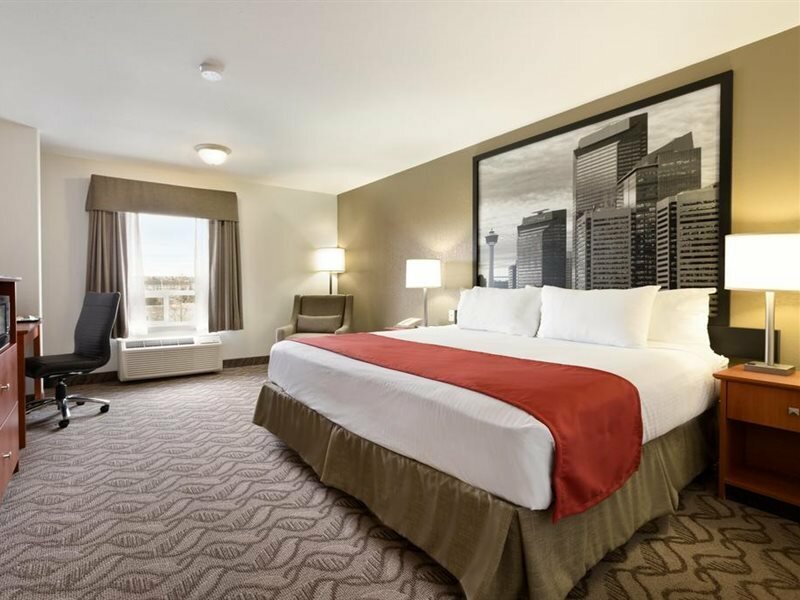 Фото Super 8 by Wyndham Calgary Shawnessy Area