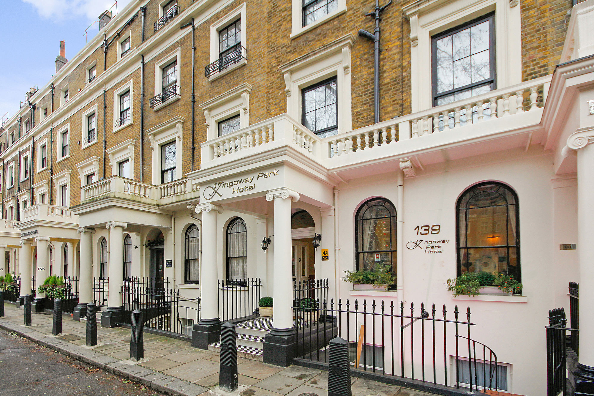 Фото отеля 1