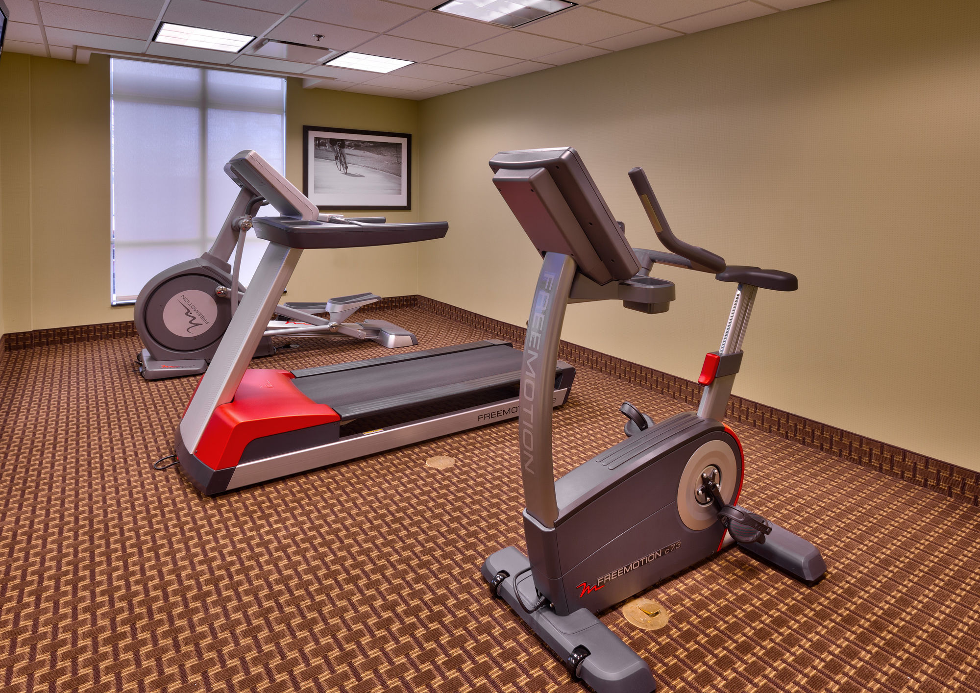 Фото Holiday Inn Express and Suites Overland Park, an Ihg Hotel