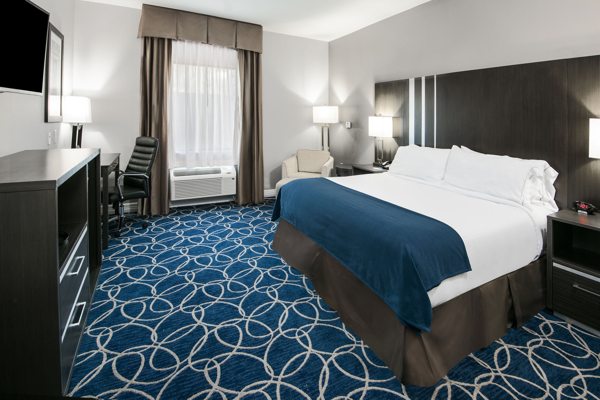 Фото Holiday Inn Express & Suites Houston North - Iah Area, an Ihg Hotel