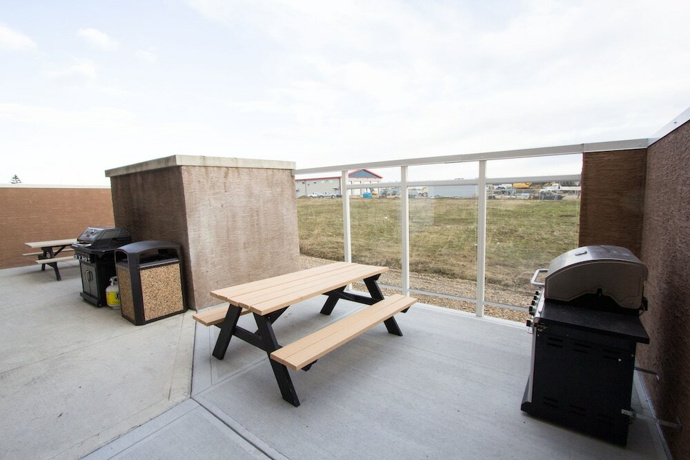 Фото Service Plus Inns & Suites Drayton Valley