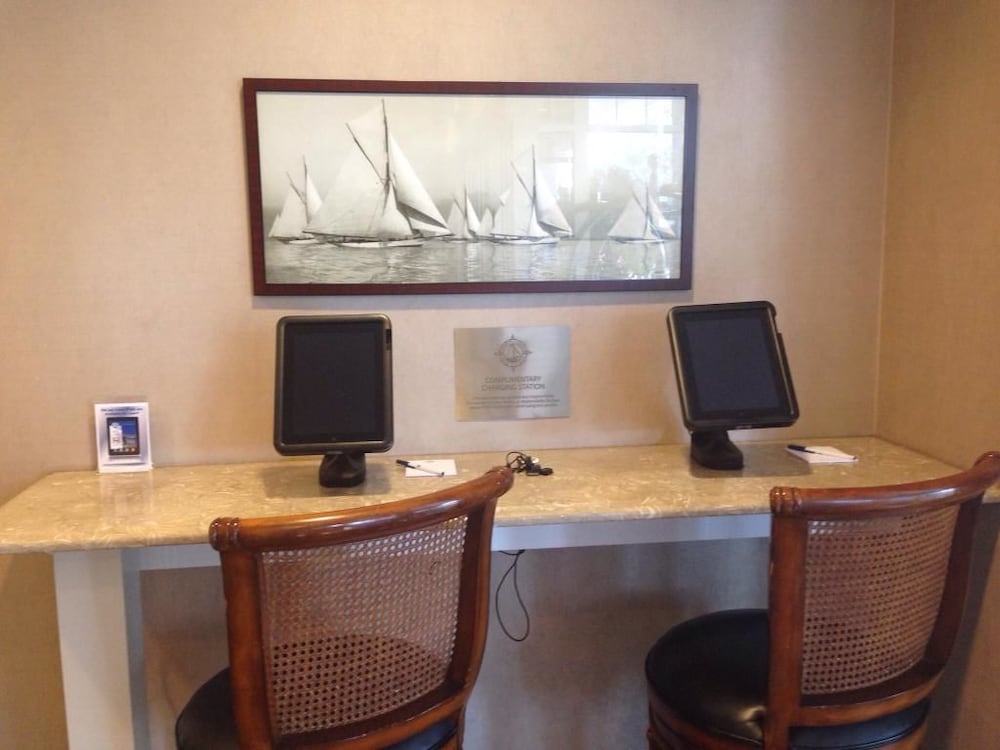 Фото Salem Waterfront Hotel & Suites