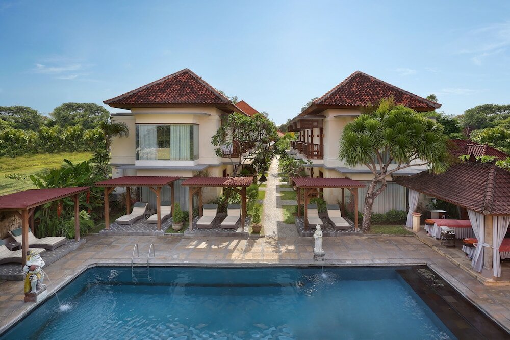 Фото Respati Beach Hotel