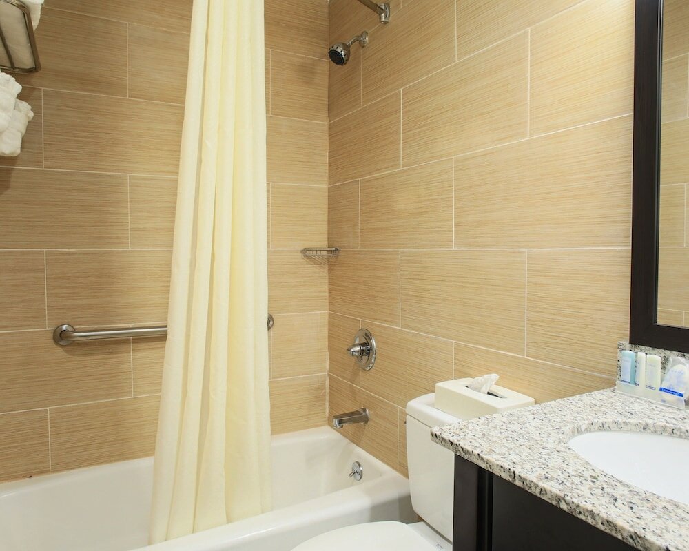 Фото Days Inn by Wyndham Brooklyn Borough Park