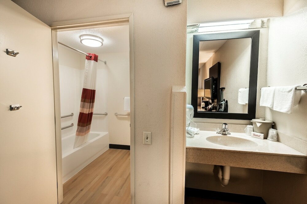 Фото Red Roof Inn Plus+ Chicago - Naperville