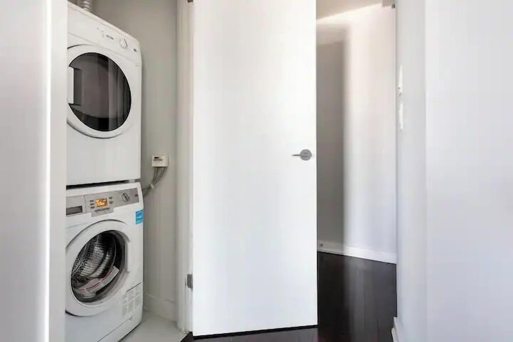 Фото Elegant Suites - Cn Tower & Lake View