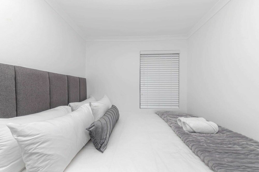 Фото Meticulous & Stylish Studio Apartment, Gardens!