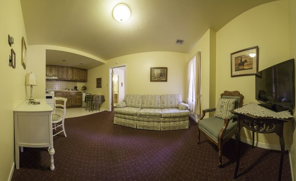 Фото Historic Cary House Hotel