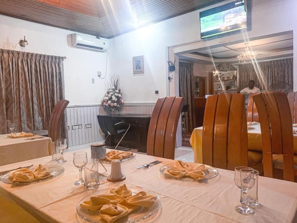 Фото Hill View Hotel West Airport