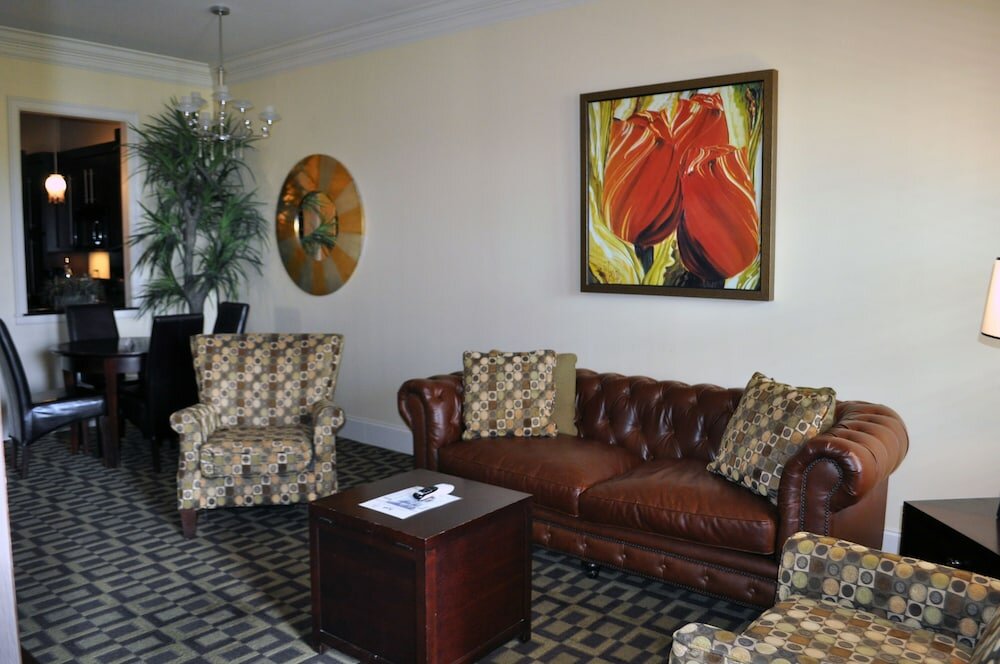 Фото Carriage House Hotel