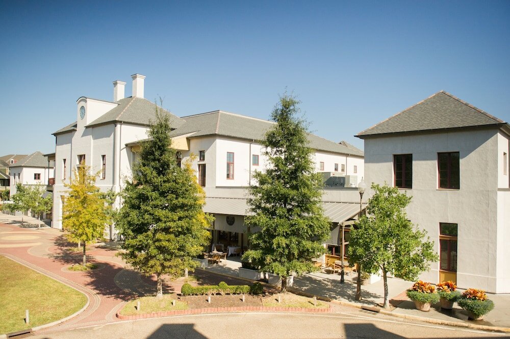 Фото Carriage House Hotel