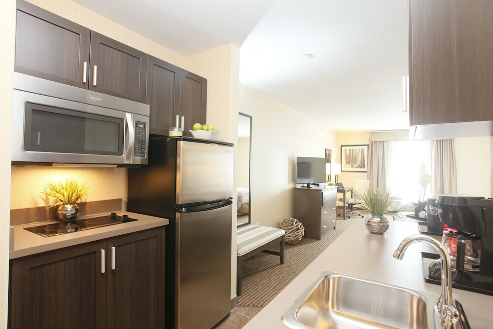 Фото Pomeroy Inn & Suites at Olds