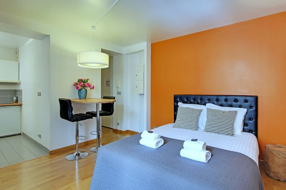 Фото Short Stay Group Museum View Serviced Apartments