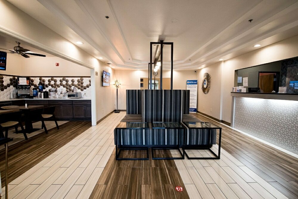 Фото SureStay Plus Hotel by Best Western Topeka Northwest