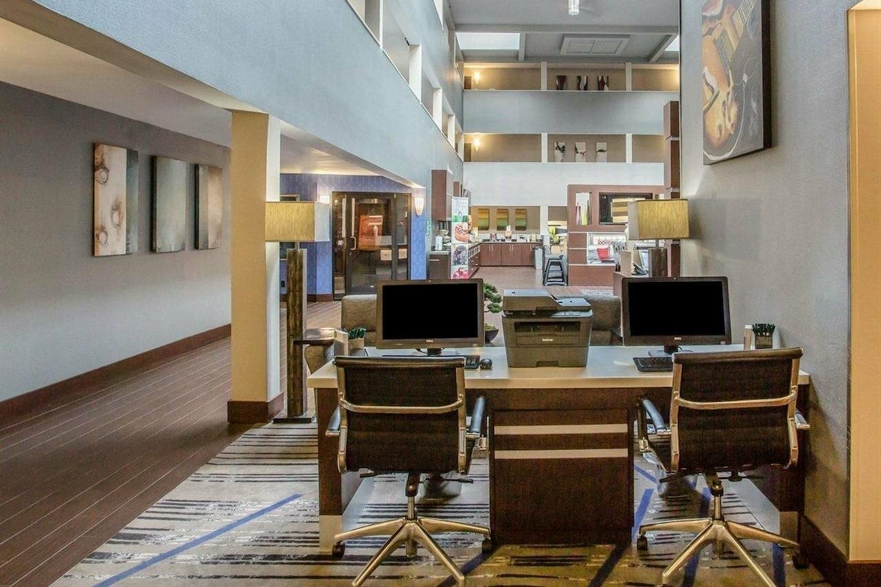 Фото Quality Suites Nashville Airport