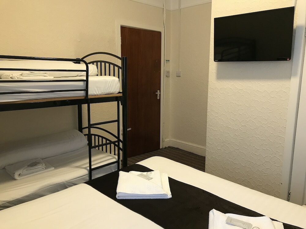 Фото The Feathers Hotel