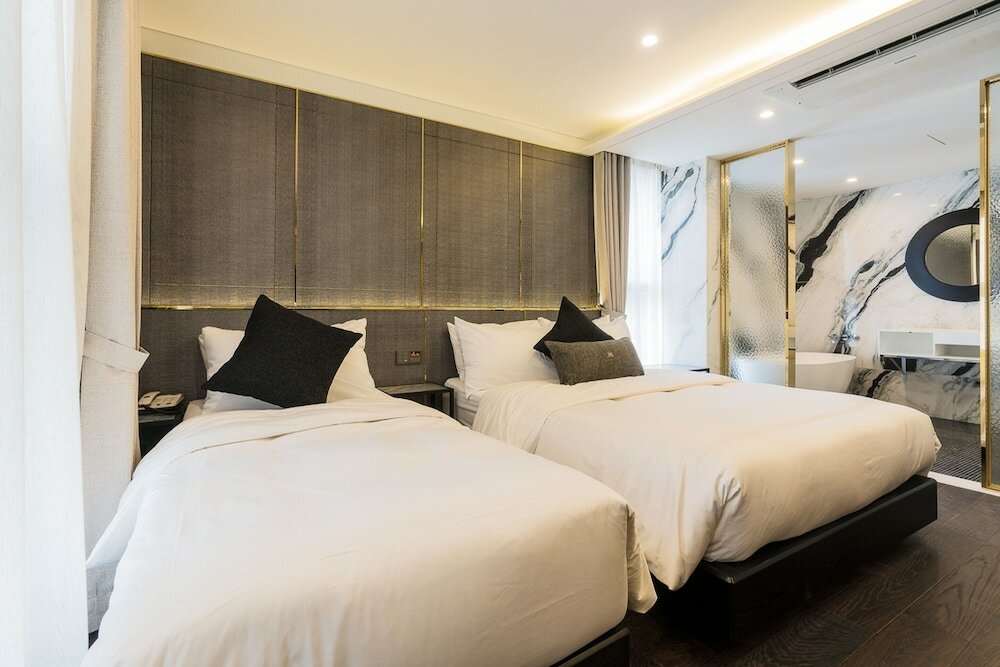 Фото The May Hotel