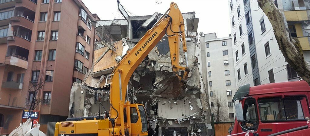 Demolition of buildings Akkoca Construction, Beysehir, photo