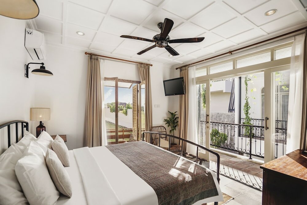 Фото Brown Feather Hotel