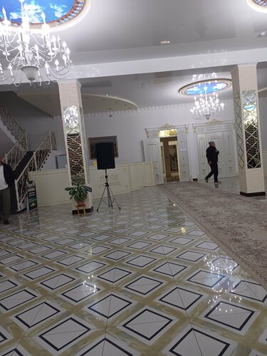 Мәскеудегі ерлі-зайыптылар жыныстық қатынас үшін ер адамды іздейді.