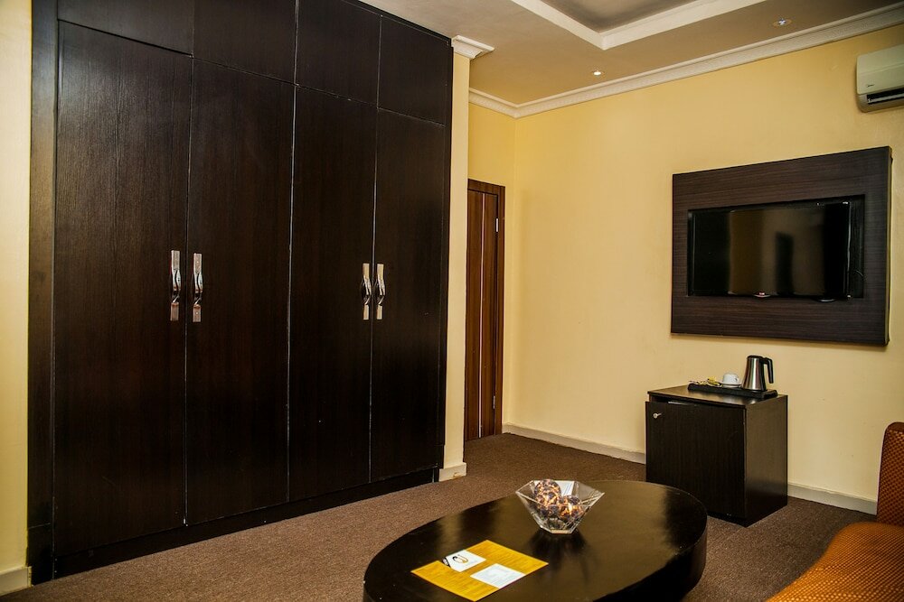 Фото CribVille Hotel & Suites