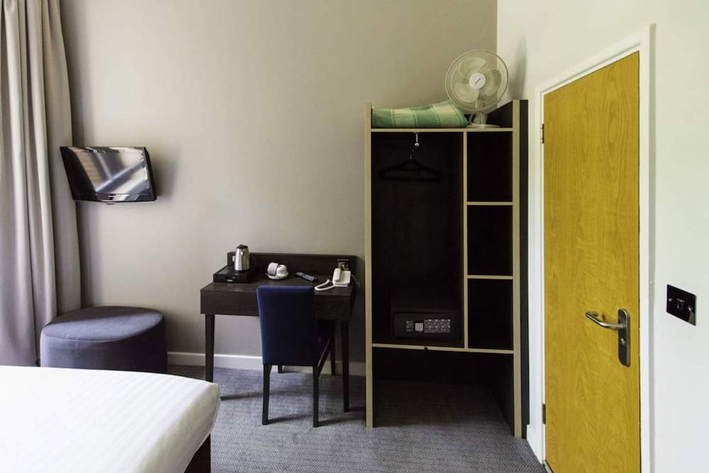 Фото Garden Court Hotel