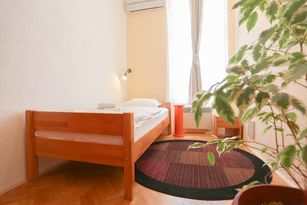 Фото Pigeon Square Rooms