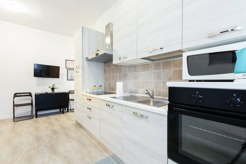 Гостиница Renovated Flat Subway Yellow Line