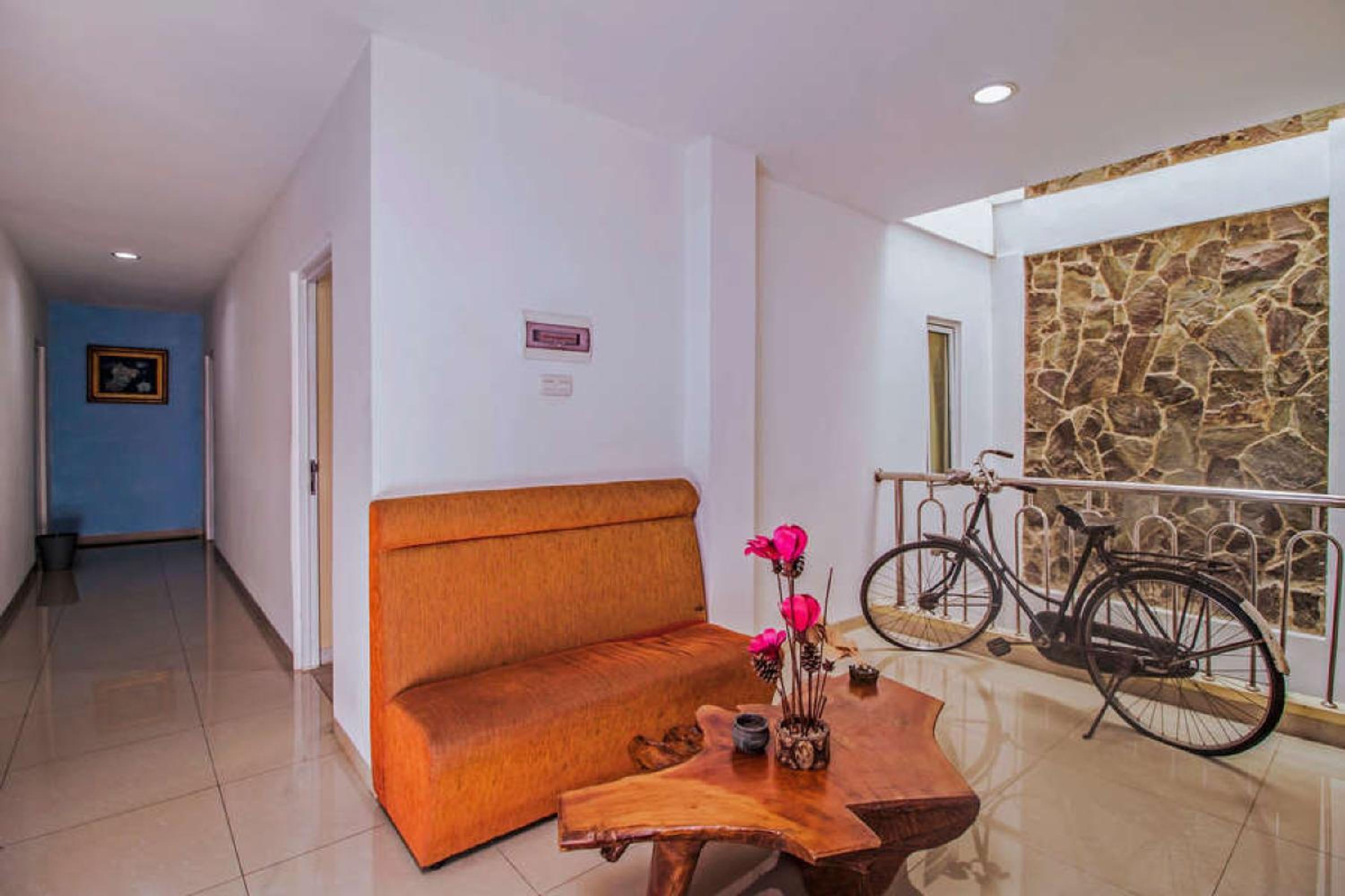 Фото RedDoorz near Cilandak Town Square