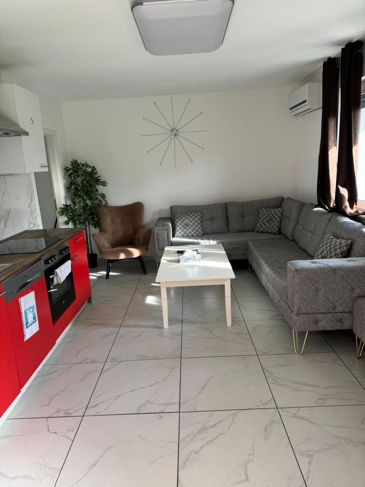 Фото Sahara Falcon