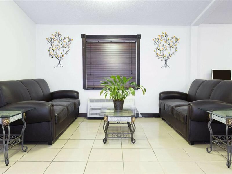 Фото Days Inn by Wyndham Virginia Beach Town Center