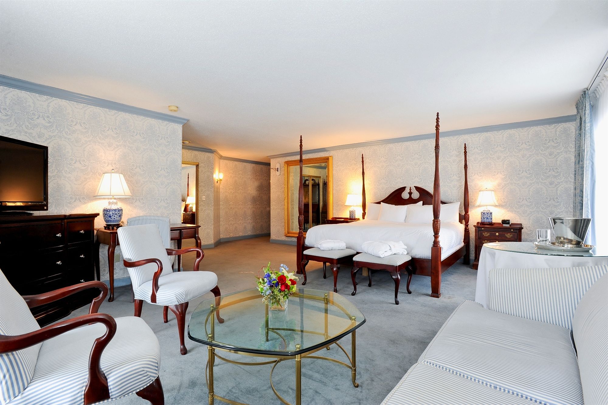 Фото The Farmington Inn & Suites