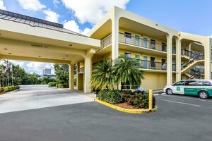 Гостиница Quality Inn Palm Beach International Airport в Уэст-Палм-Бич