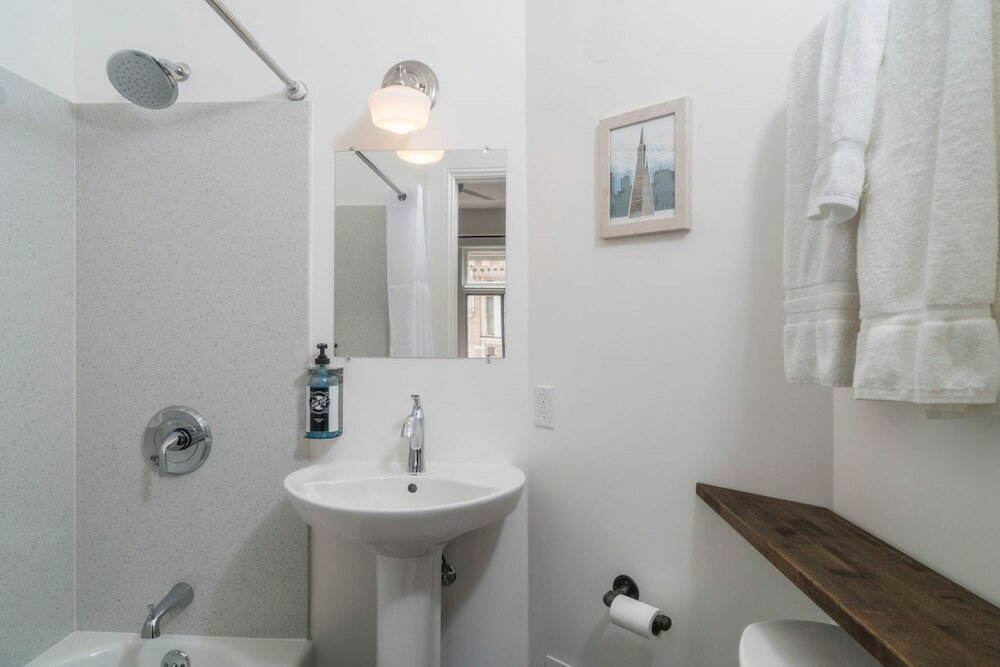 Фото The Bartlett Hotel and Guesthouse