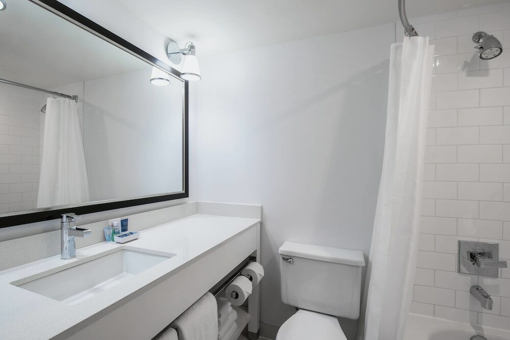 Фото Four Points by Sheraton Edmonton South