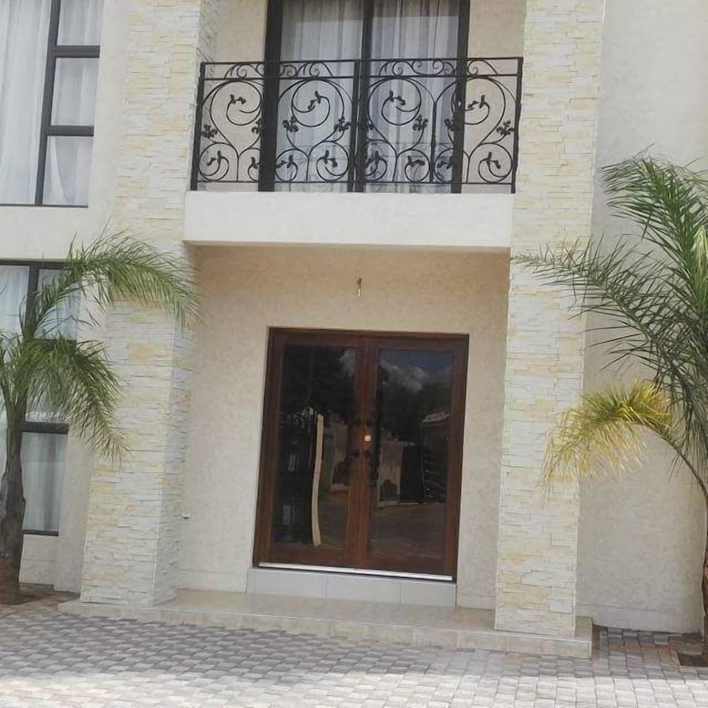 Фото First Avenue Guest House