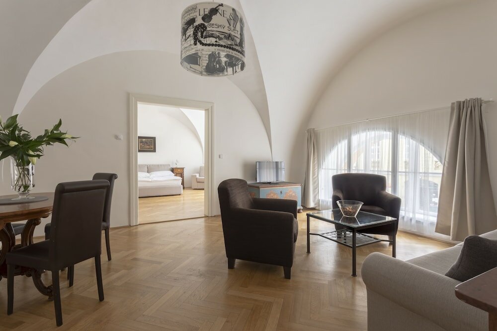 Фото Three Golden Crowns Apartments